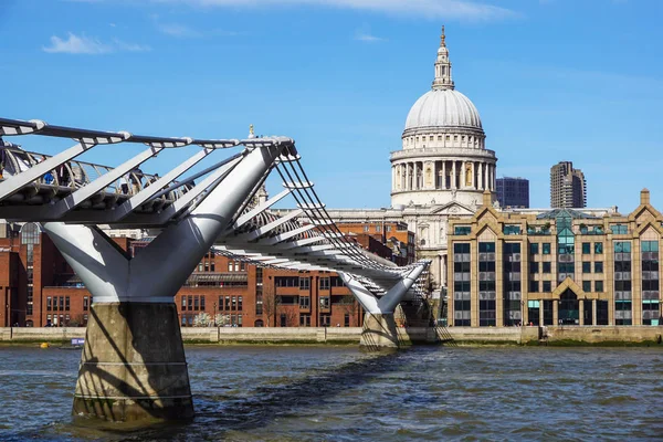 22 maart 2017 - Londen, Uk. Londen bezienswaardigheden: Rivier de Theems, Millennium Bridge en St Paul kathedraal — Stockfoto