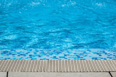 Yüzme Havuzu, plaj suda yansıyan güneş