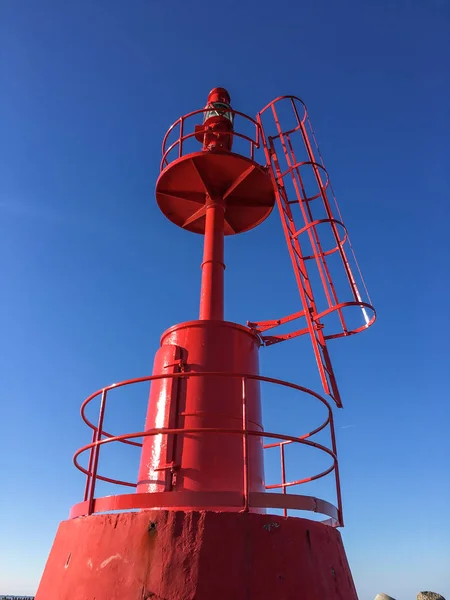 Faro rojo en el interior en el puerto con cielo azul — Foto de Stock