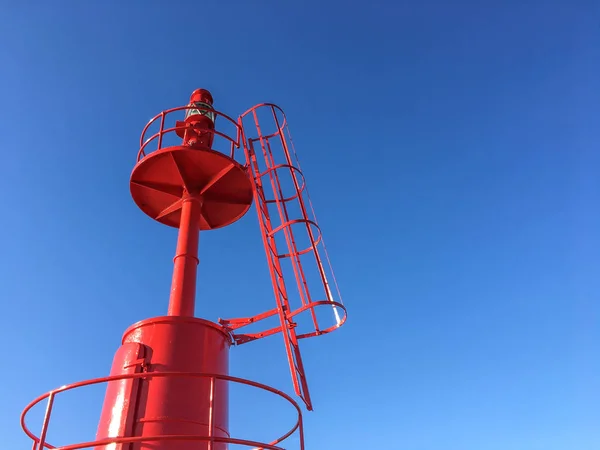 Phare rouge à l'intérieur au port avec ciel bleu — Photo