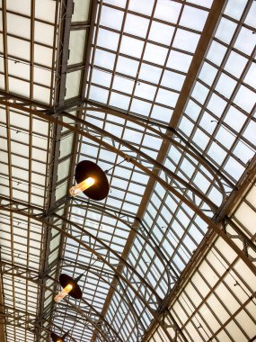 Metalik çerçeve kemer çatı perspektif tren istasyonunda