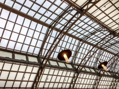 Metalik çerçeve kemer çatı perspektif tren istasyonunda