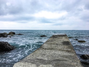 Ufukta fırtına bulutu gökyüzü ile Pier