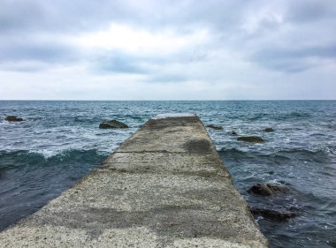 Ufukta fırtına bulutu gökyüzü ile Pier