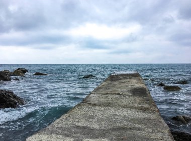 Ufukta fırtına bulutu gökyüzü ile Pier