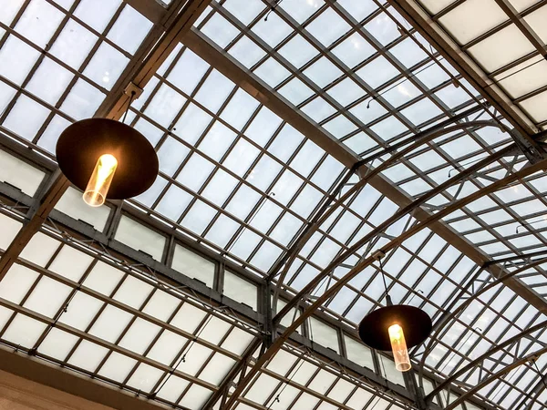 Metalik çerçeve kemer çatı perspektif tren istasyonunda