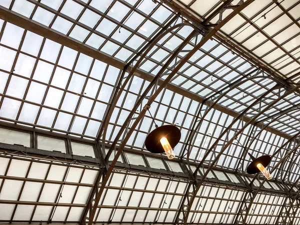 Metalik çerçeve kemer çatı perspektif tren istasyonunda