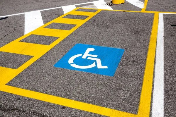 Lugar de estacionamento reservado a compradores deficientes num parque de estacionamento a retalho . — Fotografia de Stock