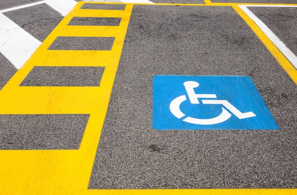 Miejsca parkingowe zarezerwowane dla osób niepełnosprawnych kupujących w sprzedaży detalicznej parkingu. — Zdjęcie stockowe