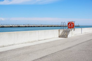 Güvenlik ekipmanları ile limanda rıhtım