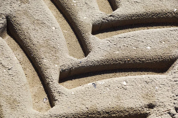 Tire tread voetafdrukken van een trekker op het zand — Stockfoto