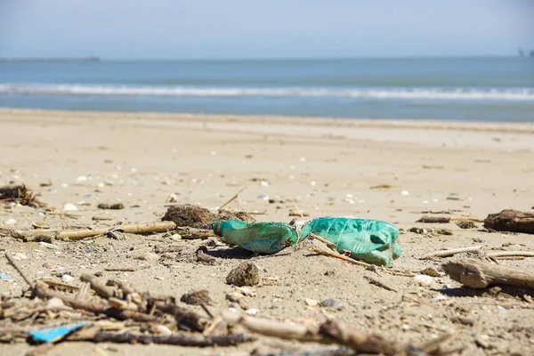 Szennyezett beach. Eldobott műanyag palackok és a hulladékok, a strandon . — Stock Fotó