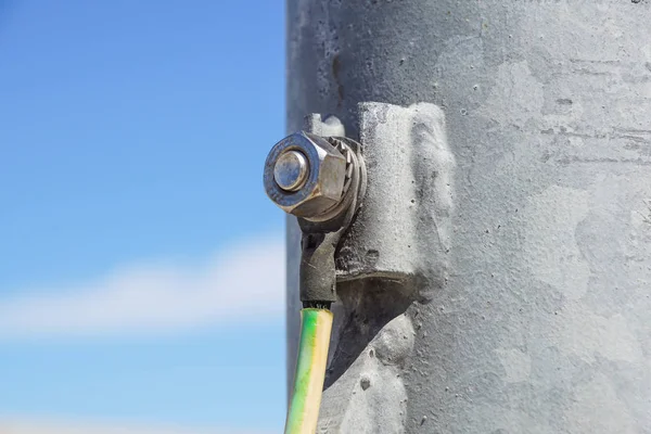 Cables conectados a la barra de puesta a tierra eléctrica. Puesta a tierra eléctrica — Foto de Stock