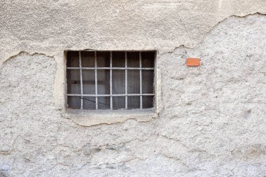Arka plan renkli ve yıpranmış duvar bir kılavuz ve sıhhi tesisat boruları tarafından korumalı pencereli