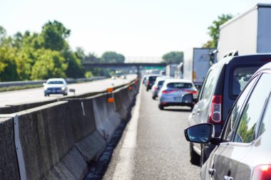 mevsimlik trafik sıkışıklığı yol ve yolun karşısında boş görüntüdür