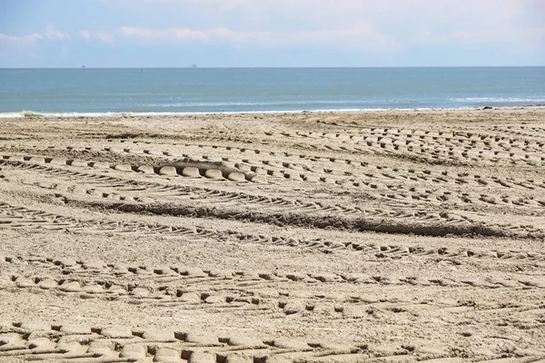 Impronte del battistrada di un trattore sulla sabbia — Foto Stock