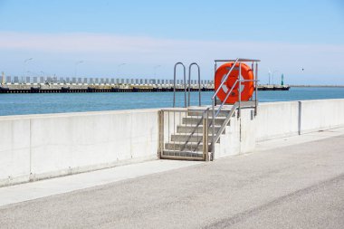 Güvenlik ekipmanları ile limanda rıhtım