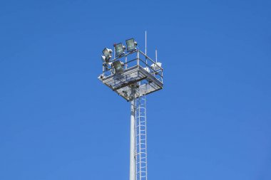 Elektrik direğine kule mavi gökyüzü