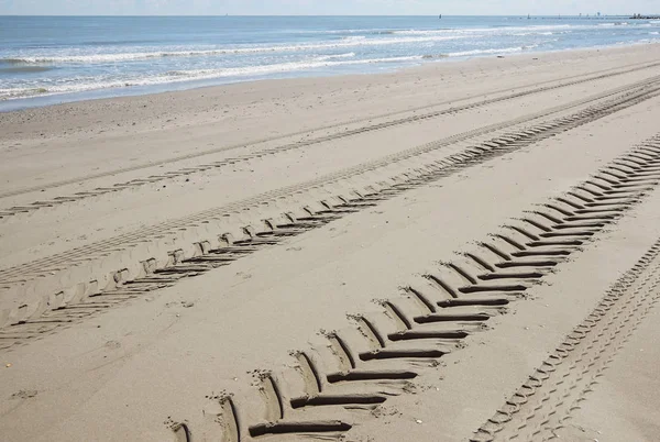 Däck däckmönster fotspår av en traktor på sanden — Stockfoto