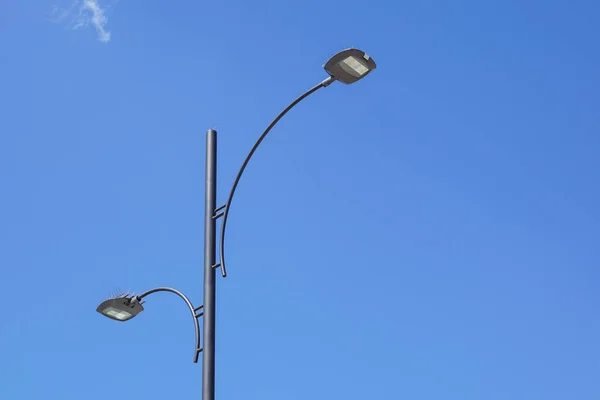 Luz de rua contra o céu azul — Fotografia de Stock