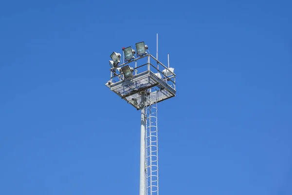 Torre de pólo de luz no céu azul — Fotografia de Stock