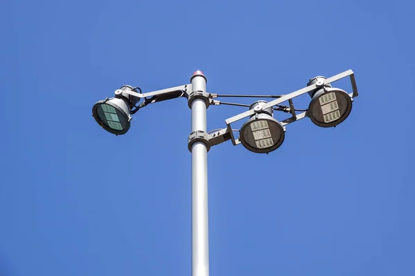 Lâmpada de rua moderna contra o céu azul. — Fotografia de Stock