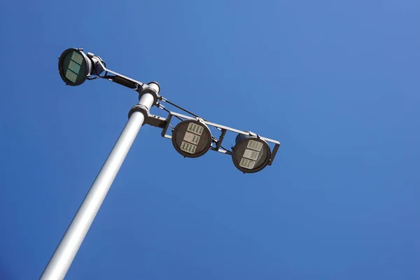 Moderna lámpara de calle contra el cielo azul. — Foto de Stock