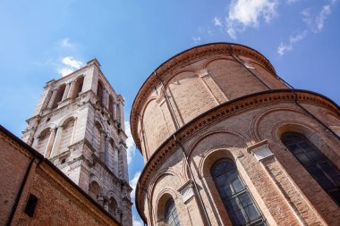 Kilise görünümünde perspektif aşağıdan Kulesi