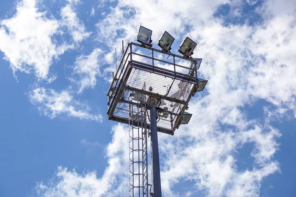 Campo de luz de poste de iluminación del estadio en el día azul brillante —  Fotos de Stock