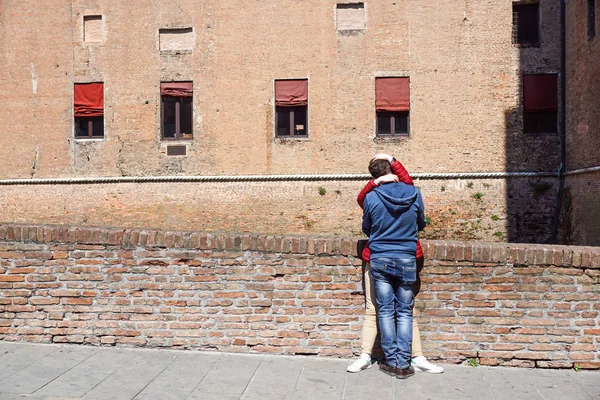 Ferrara, İtalya 17 Haziran 2017: iki genç adam öpüşme ve kamu kare kucaklayan