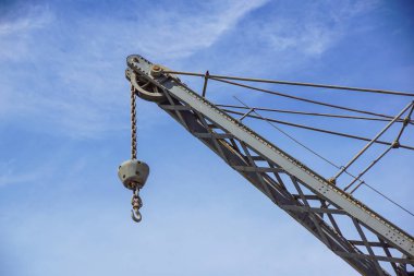 Yüzer iskele liman üzerinde bir vinç. Kargo bol gemi ihtiyacı olan petrol ve deniz tarafından uzun bir yolculuk için donatım.