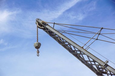 Yüzer iskele liman üzerinde bir vinç. Kargo bol gemi ihtiyacı olan petrol ve deniz tarafından uzun bir yolculuk için donatım.