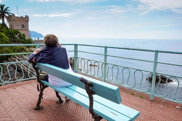 Resmi bir smartphone kullanarak ve gülümseyen genç adam. Smartphone vasıl arıyorsunuz.