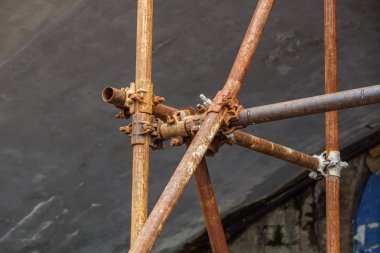 İskele boru kelepçe ve parçalar, Bina İskele yapısı-gücü önemli bir parçası.