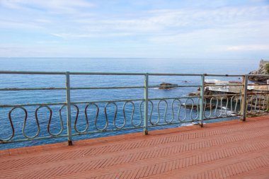 Deniz kenarında taş yolu. geçit pedestan için