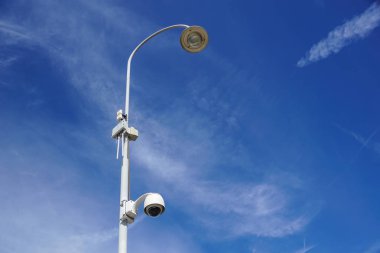 modern sokak lamba mavi gökyüzü üzerinde video izleme
