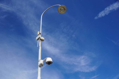 modern sokak lamba mavi gökyüzü üzerinde video izleme