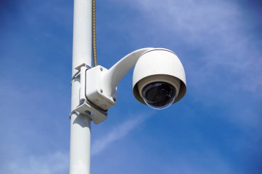 Degrade mavi gökyüzü ile yüksek teknoloji genel gider güvenlik kamerası.