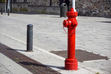 New York şehir sokak eski kırmızı yangın musluğu. Yangın hidrant acil yangın erişim için