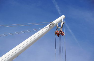 Bobin mavi gökyüzü kule vinç demir kablolu yayını. Vinç işlemi için mekanik bileşen