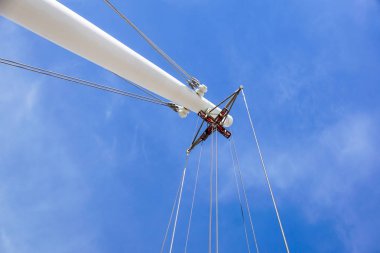 Bobin mavi gökyüzü kule vinç demir kablolu yayını. Vinç işlemi için mekanik bileşen