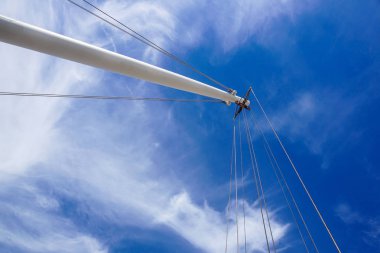 Bobin mavi gökyüzü kule vinç demir kablolu yayını. Vinç işlemi için mekanik bileşen