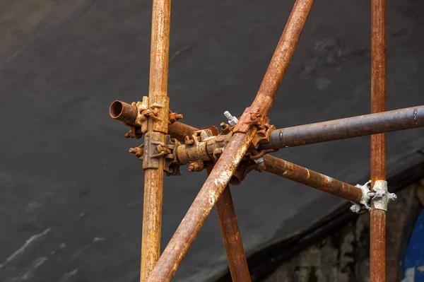 İskele boru kelepçe ve parçalar, Bina İskele yapısı-gücü önemli bir parçası.