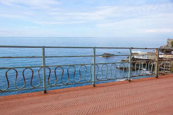 Deniz kenarında taş yolu. geçit pedestan için