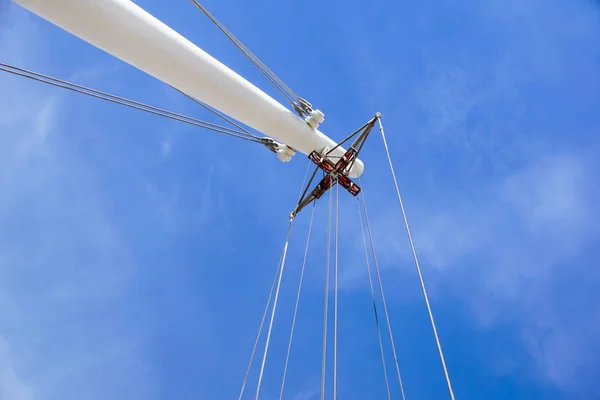 Bobine pour le câble de fer dans la grue à tour contre le ciel bleu. Composant mécanique pour fonctionnement de la grue — Photo