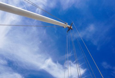 Bobin mavi gökyüzü kule vinç demir kablolu yayını. Vinç işlemi için mekanik bileşen