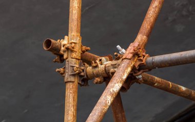 İskele boru kelepçe ve parçalar, Bina İskele yapısı-gücü önemli bir parçası.