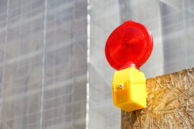 Tehlike bölgesine bir uyarı yanıp sönen lamba