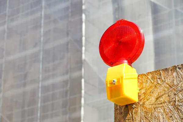 Una lampada lampeggiante di cautela nella zona di pericolo — Foto Stock