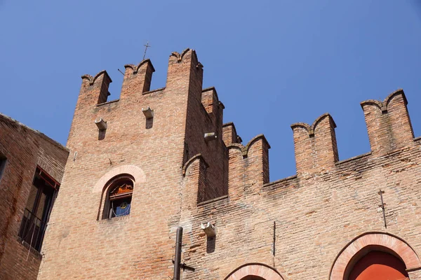 Architektonické a heraldika podrobnosti na hrad Estense, město Ferrara, provincii Emilia-Romagna, Itálie — Stock fotografie